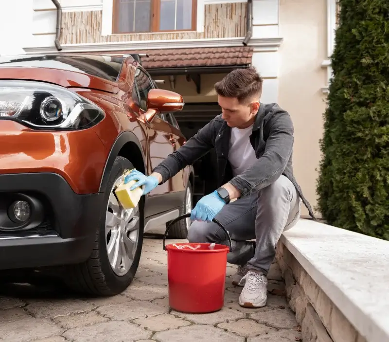 Lavage auto à domicile Fontaines : professionnel intervenant sur un véhicule